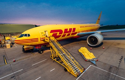 DHL и Формула 1®: доставка на экологичном авиационном топливе